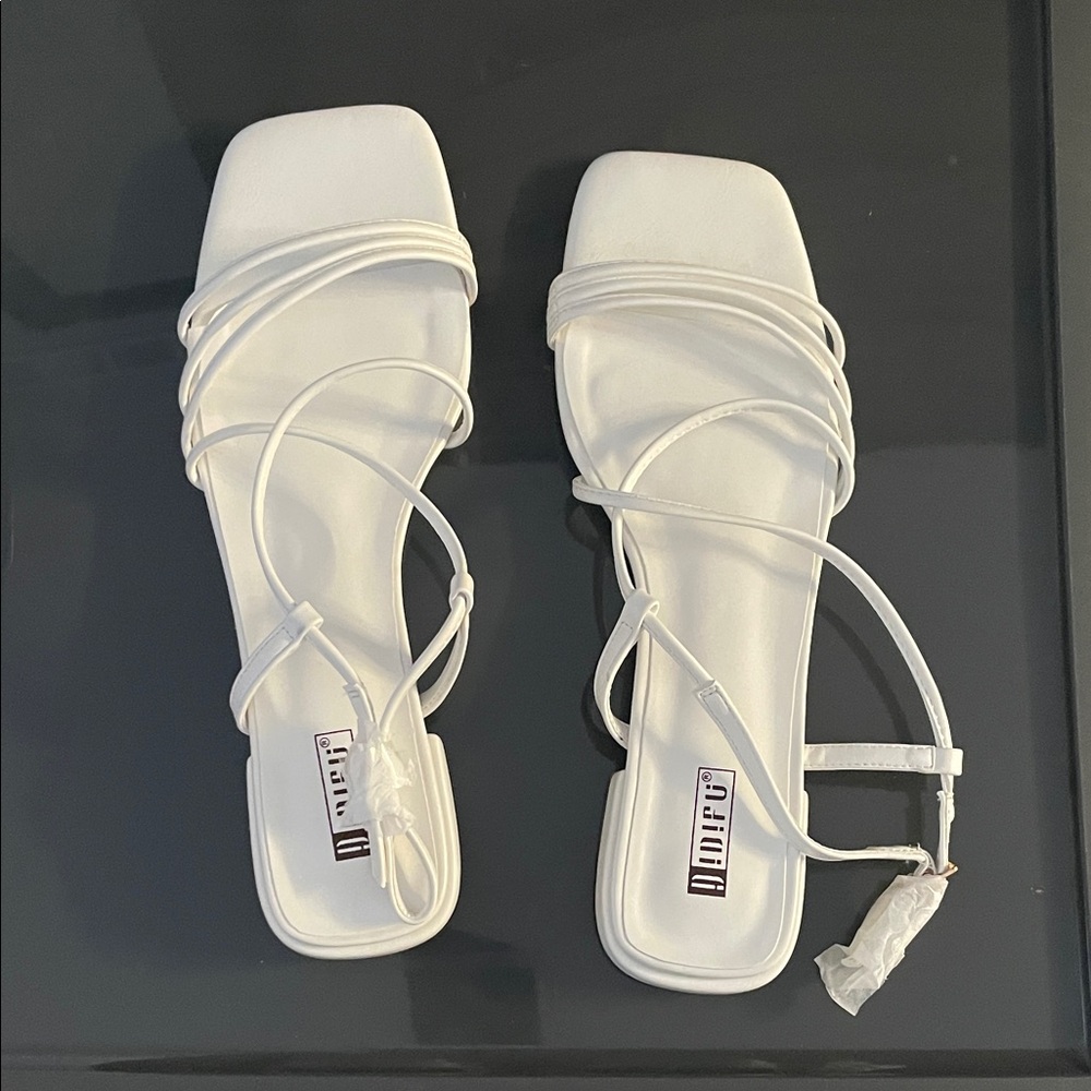 IDIFU White Strappy Sandals
